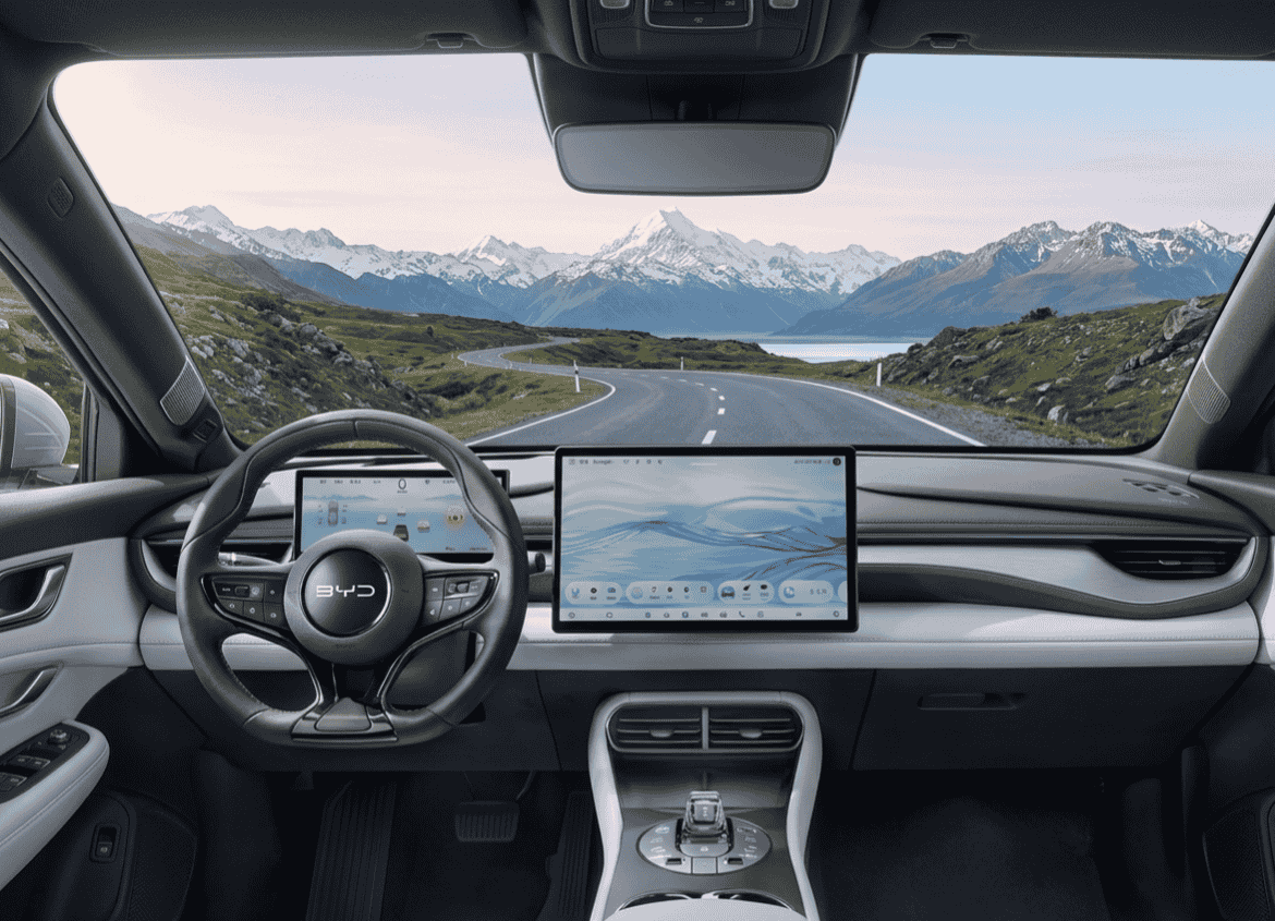 Interior del BYD Seal 06 GT con pantalla central y acabados deportivos