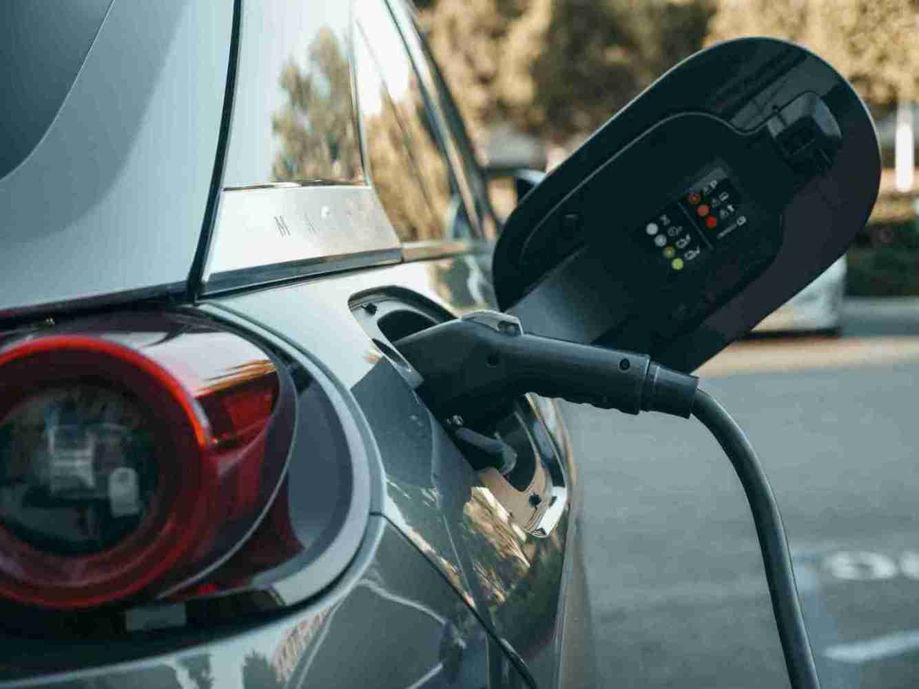 Infografía del Plan MOVES III con esquema de subvenciones y cifras - Ayudas coches eléctricos España 2025