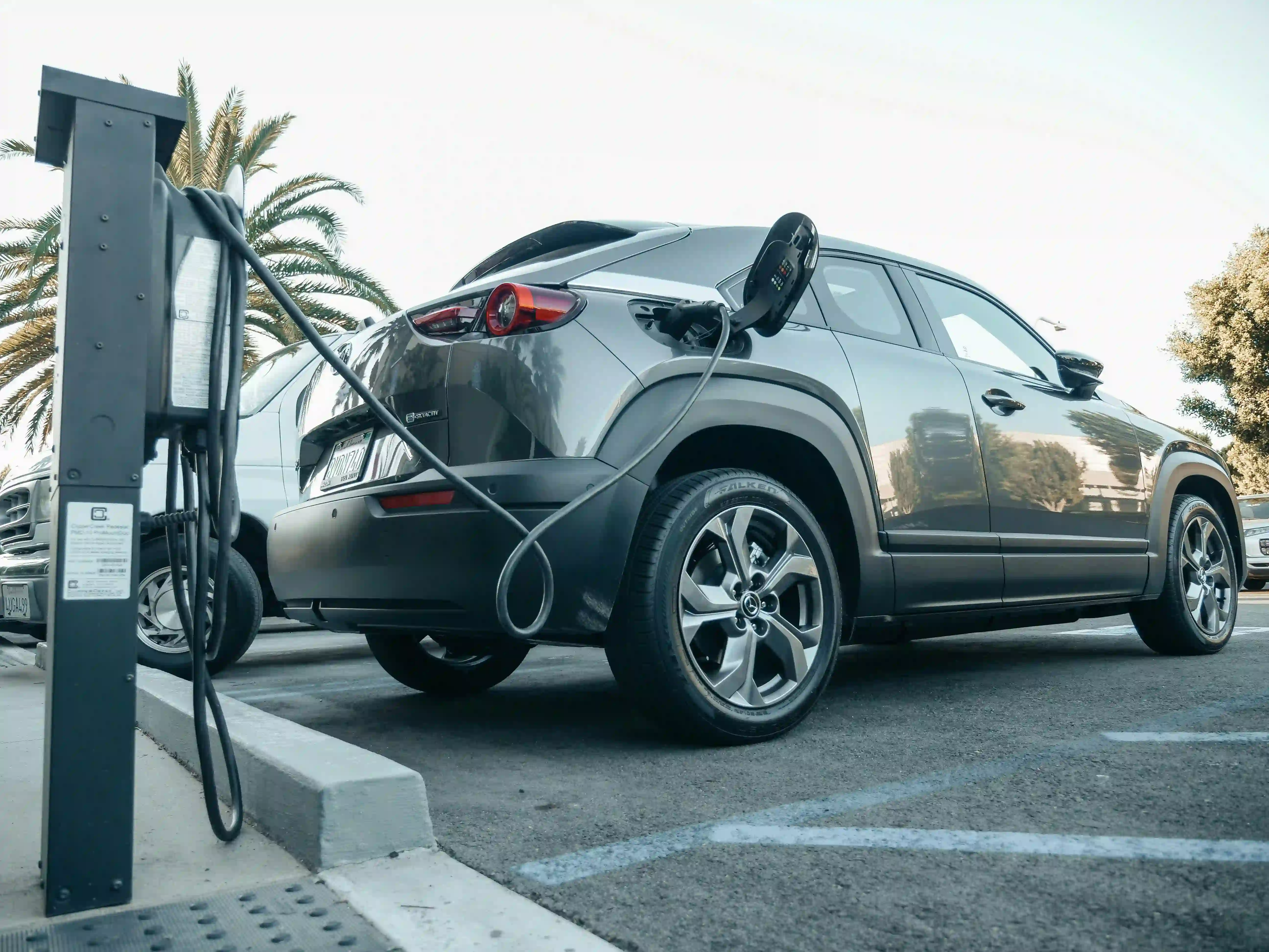 Estación de carga eléctrica con gráfico de encuesta descendente