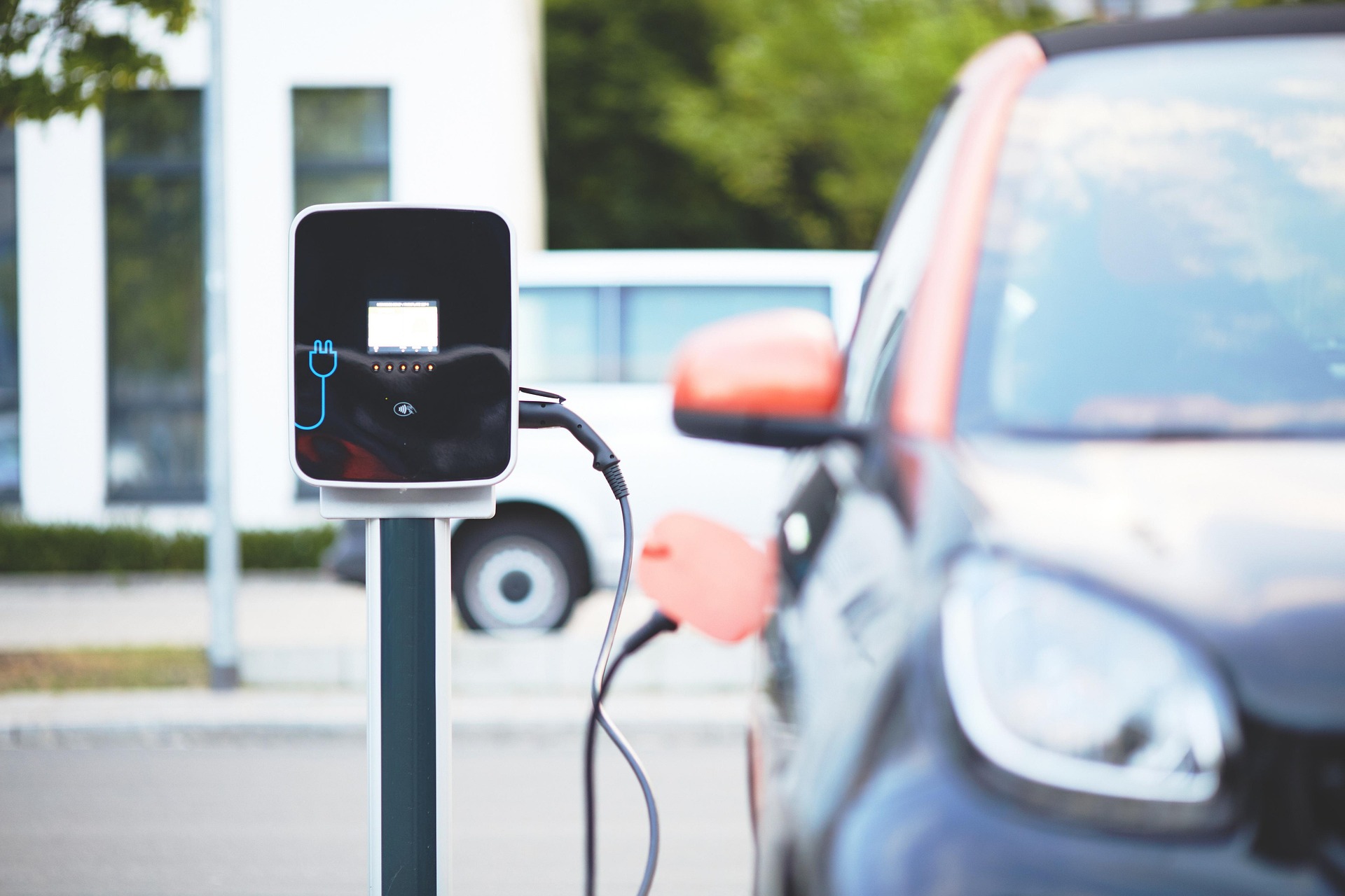Coche eléctrico moderno mostrando batería y motor eléctrico - Guía completa sobre vehículos eléctricos, autonomía y tipos BEV PHEV HEV