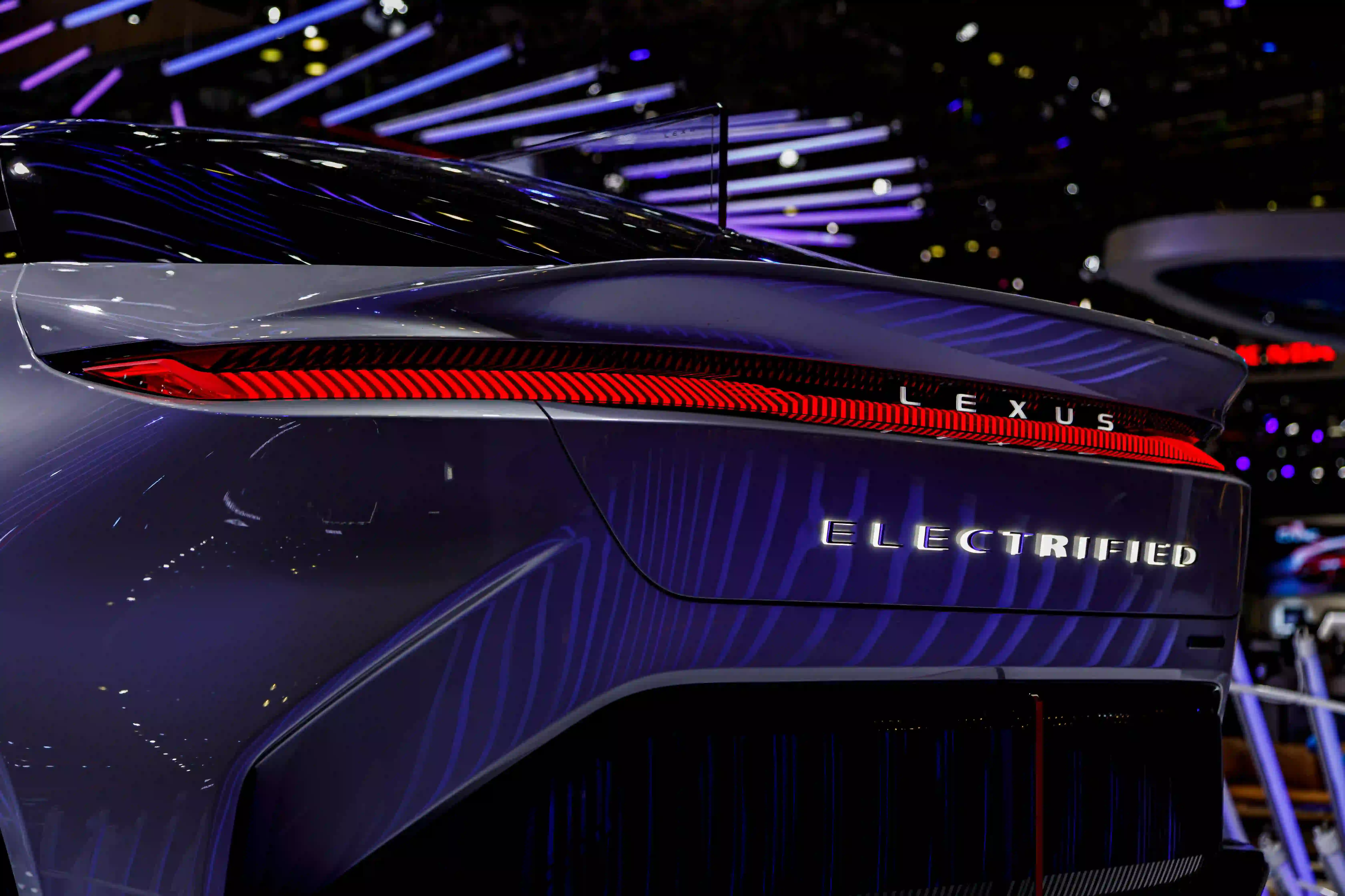 Comparativa vehículos eléctricos vs híbridos - Coches eléctricos e híbridos estacionados mostrando diferencias en diseño y tecnología