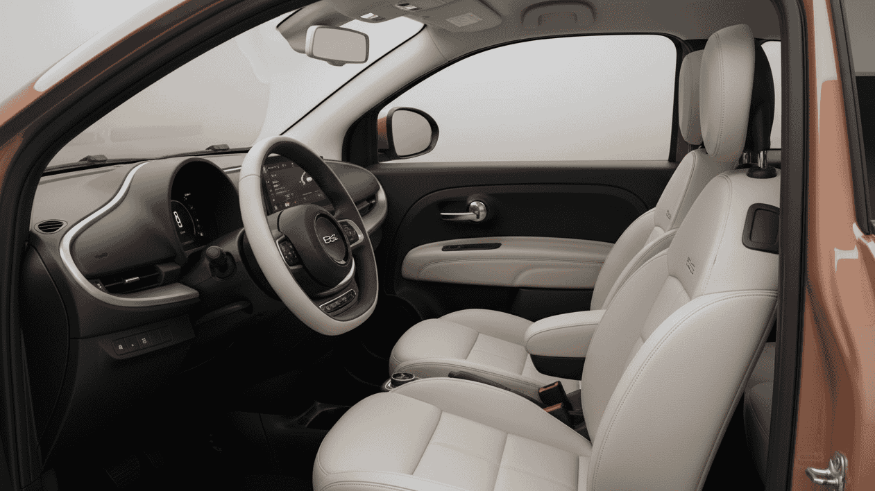 Interior del Fiat 500 eléctrico 2025 - Salpicadero digital y acabados con estilo italiano
