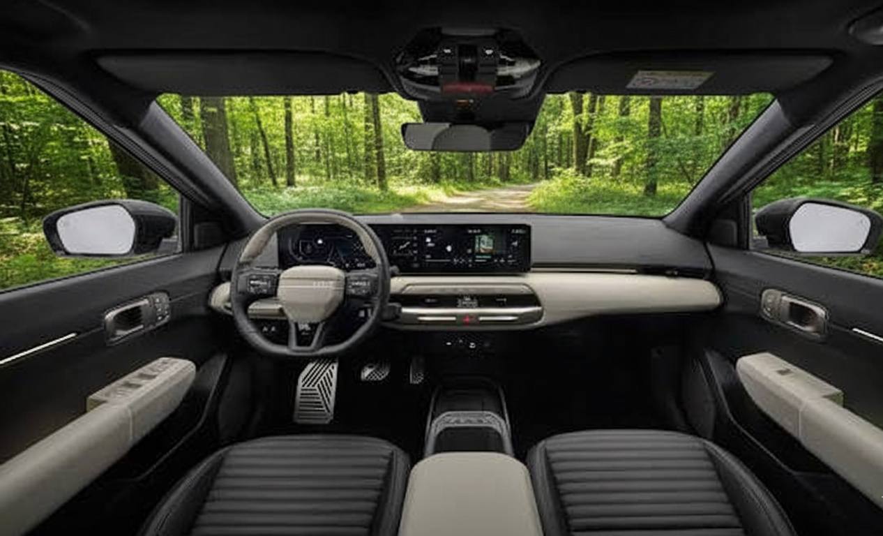 Interior del Kia EV4 mostrando pantallas panorámicas y acabados premium minimalistas