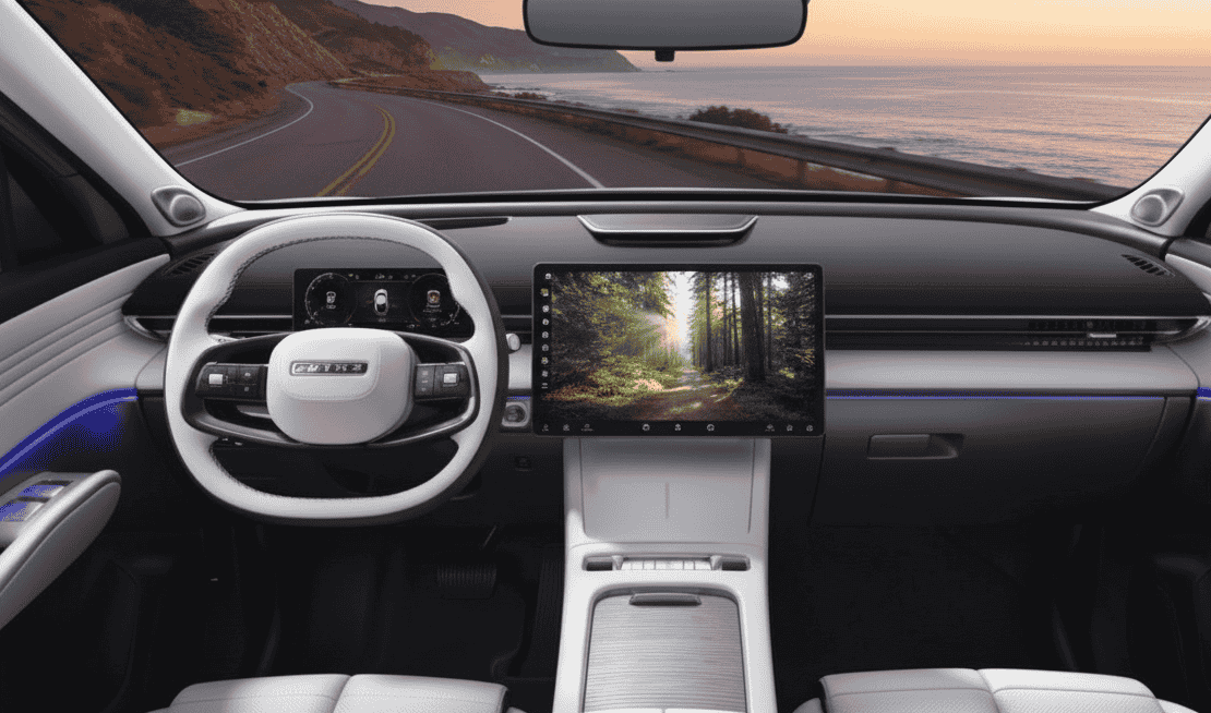Interior del Omoda 7 SHS con pantalla curva de 24,6 pulgadas y acabados premium