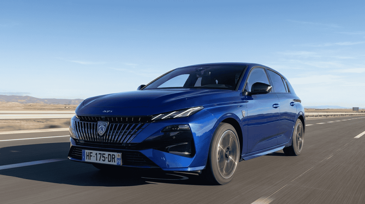 Peugeot E-308 2026 eléctrico exterior diseño frontal renovado en color oscuro