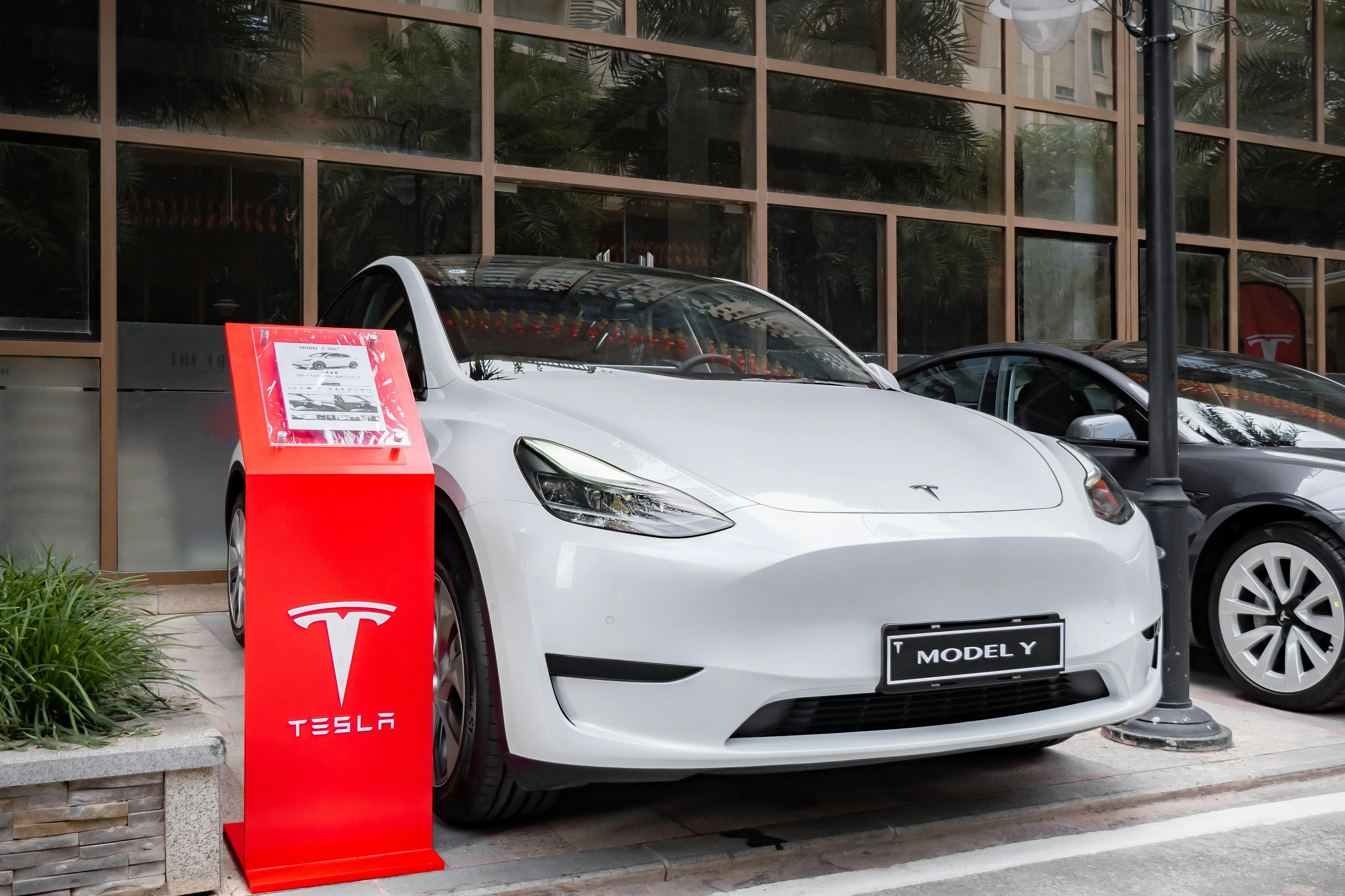 Tesla Model Y 2025 blanco en una carretera española