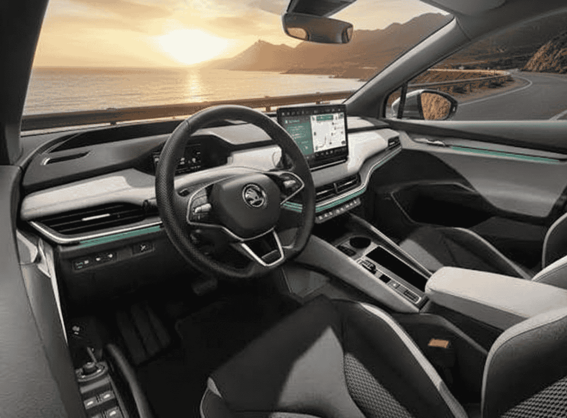 Interior del Skoda Elroq con pantalla táctil flotante de 13 pulgadas y diseño moderno minimalista